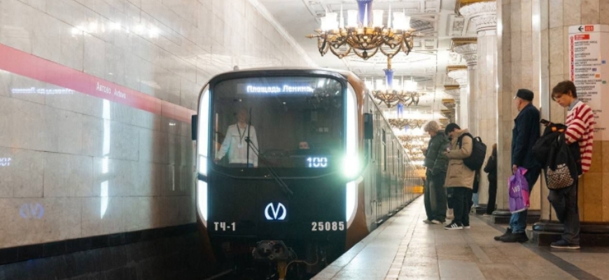 «Метрострой Северной Столицы» — поезд метро на линии